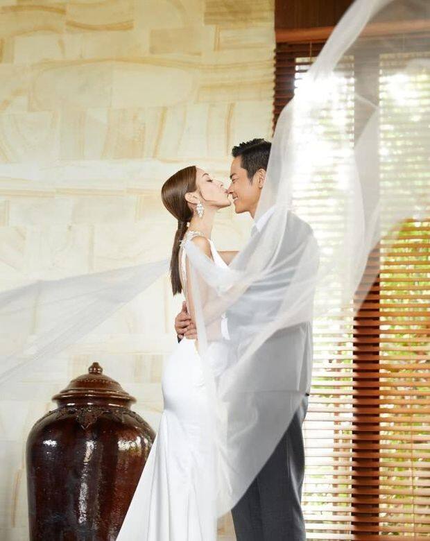 陳凱琳結婚造型:白色緞面禮服裙擺的魚尾剪裁更能突顯下半身的優美 陳凱琳結婚造型:白色緞面禮服裙擺的魚尾剪裁更能突顯下半身的優美