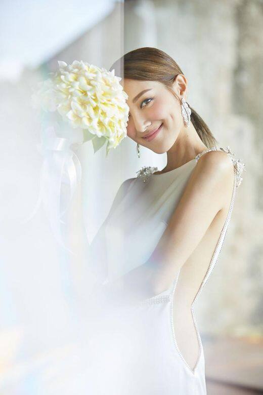 陳凱琳結婚造型:白色禮服在婚紗照中,陳凱琳另有穿上一件白色緞面禮 陳凱琳結婚造型:白色禮服在婚紗照中,陳凱琳另有穿上一件白色緞面禮