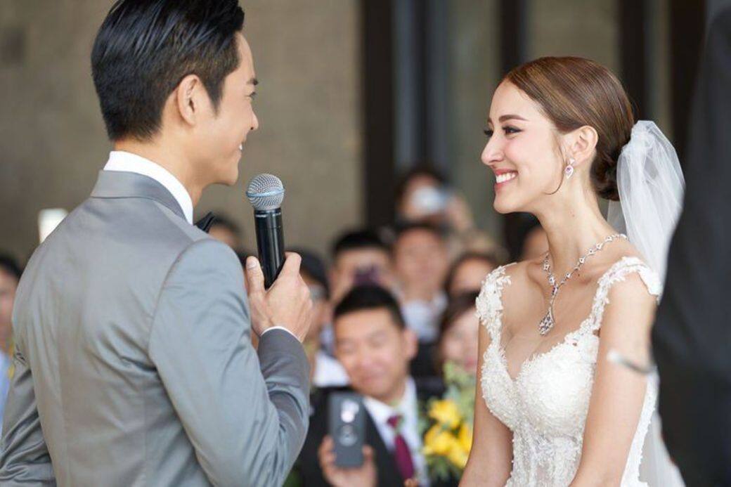 陳凱琳結婚行禮造型:婚紗新娘子陳凱琳最終選擇了本地設計師Noel Chu的 陳凱琳結婚行禮造型:婚紗新娘子陳凱琳最終選擇了本地設計師Noel Chu的