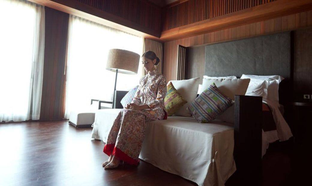 在大婚當日,Grace穿上傳統紅色裙褂,並特意挑選了Larissa Lace Ankle Strap Pump橙紅寶石的 在大婚當日,Grace穿上傳統紅色裙褂,並特意挑選了Larissa Lace Ankle Strap Pump橙紅寶石的