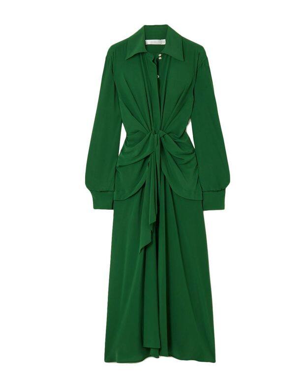 Victoria Beckham的綠色長袖連身裙十分百搭，搭配及膝長靴或高跟涼鞋也可，出席婚
