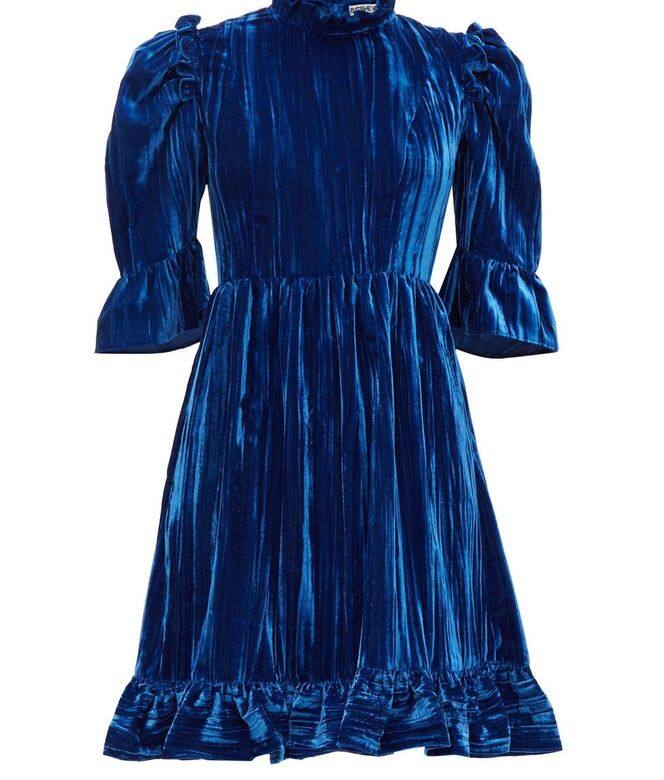 Batsheva的寶石藍色絨面中袖連身裙，領口和袖子細節充滿Victoriana和60年代風格，搭
