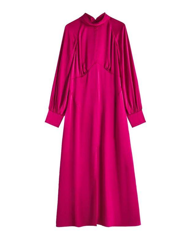這款絲質緞面連身裙染成醒目的紫紅色，配搭白色靴子或亮橙色高跟鞋