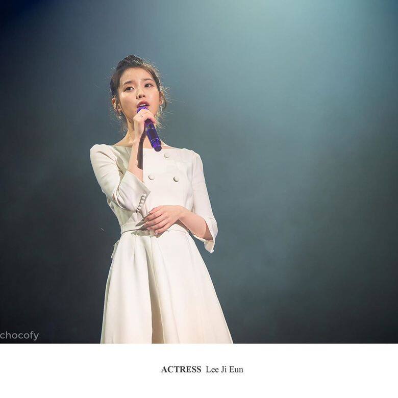 國民妹妹IU在演唱時也穿上BRIDE AND YOU的平領中袖白色連身裙，孖襟小圓鈕