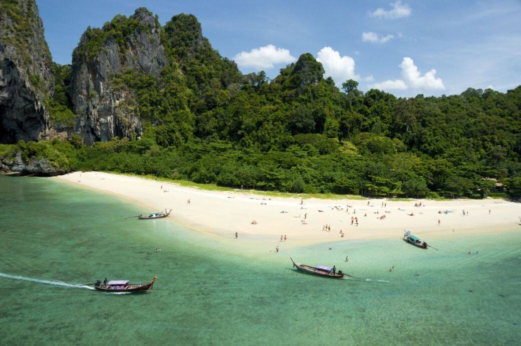 泰國( Thailand )泰國不只有布吉,還有出名水清沙幼的喀比(Krabi)。這個新興旅遊區比 泰國( Thailand )泰國不只有布吉,還有出名水清沙幼的喀比(Krabi)。這個新興旅遊區比