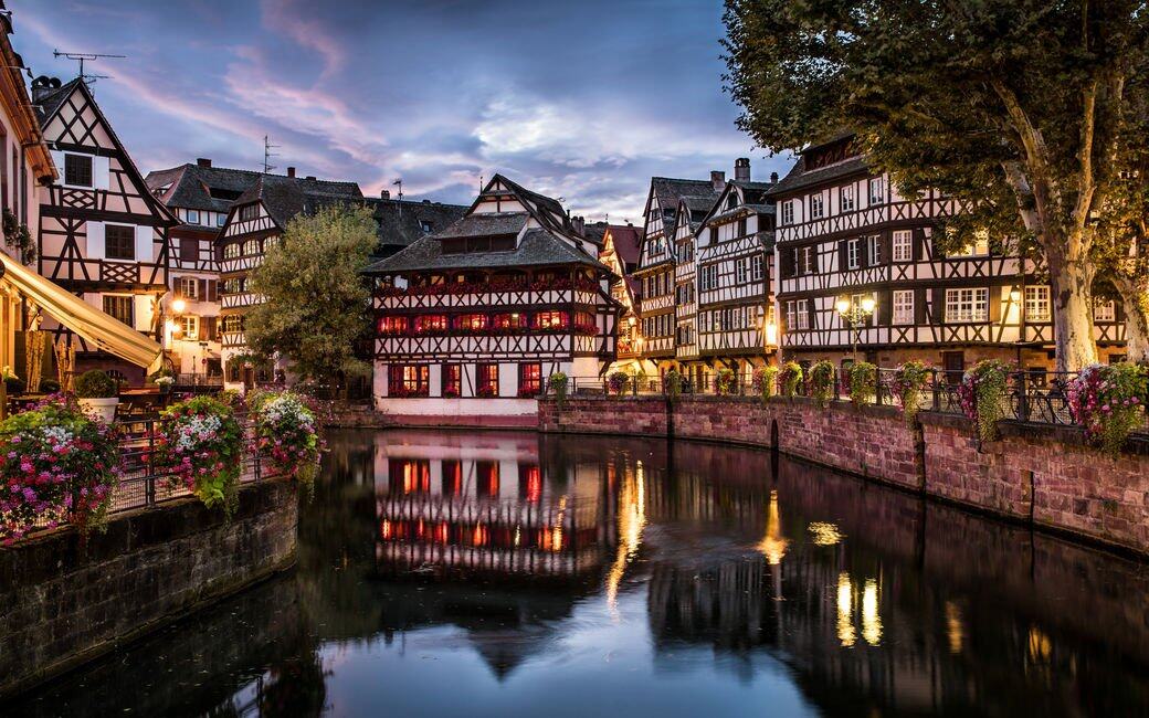 史特拉斯堡小法國La Petite France:這裡的傳統木條筋屋(Half-tim Bered House)和石灰牆建築 史特拉斯堡小法國La Petite France:這裡的傳統木條筋屋(Half-tim Bered House)和石灰牆建築