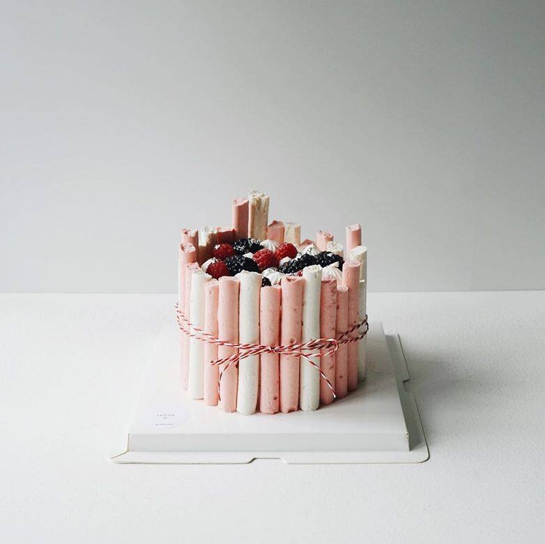 粉紅色跟白色的浪漫色調搭配，夾層為原味蛋糕、忌廉、覆盆子和黑莓果肉