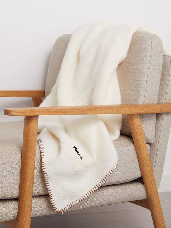 家居必備的毛氈是送禮不敗之選，這款柔軟的Tekla羊毛氈，放在沙發上實用