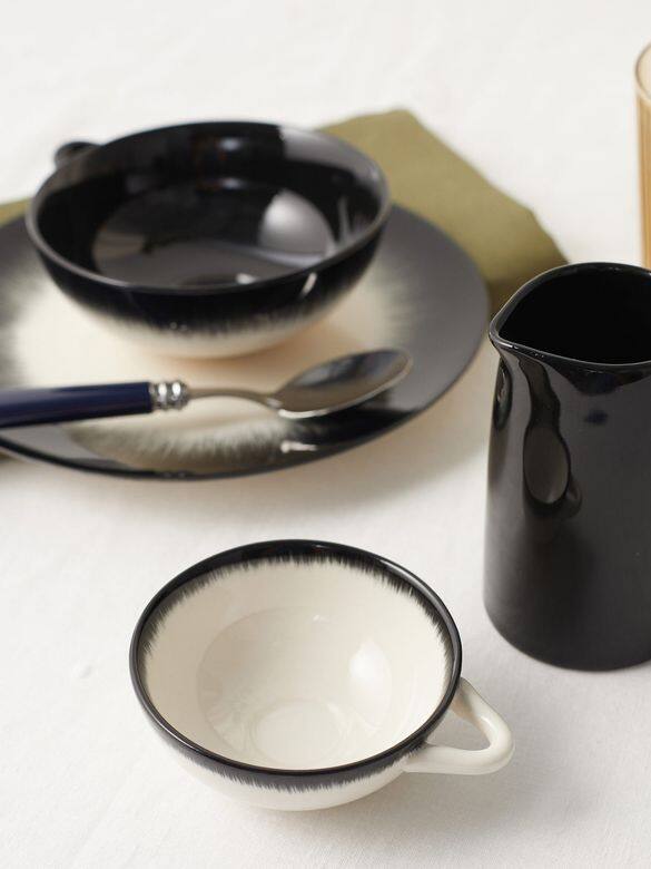 Ann Demeulemeester與家居用品專家Serax合作，將品牌設計美感帶入這款咖啡杯中。淺碗形