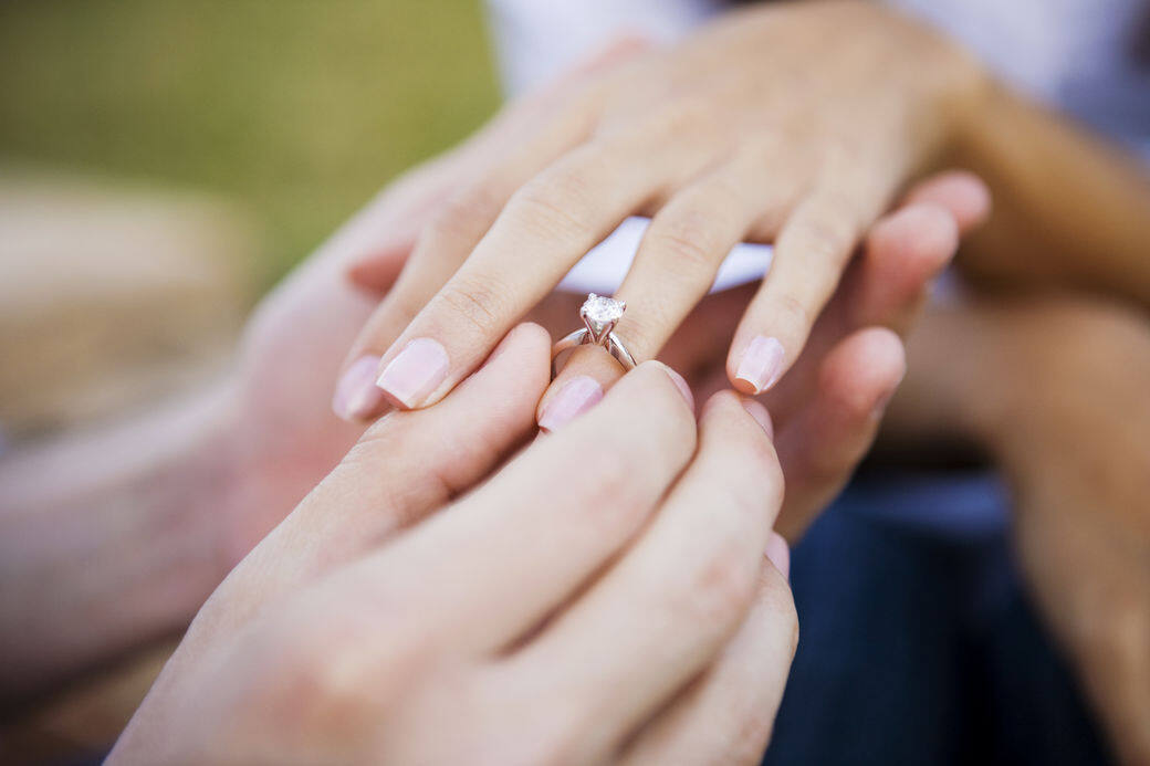 這樣挑求婚戒指才不後悔!準新人結婚前該懂的「5個鑽戒挑選守則」 這樣挑求婚戒指才不後悔!準新人結婚前該懂的「5個鑽戒挑選守則」