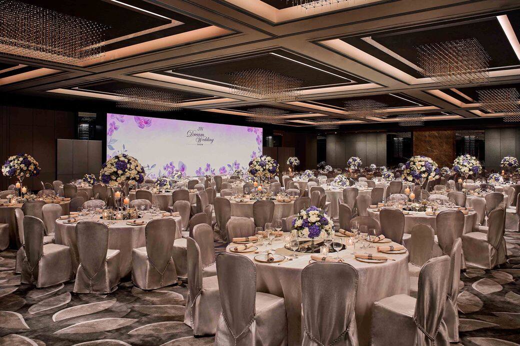 場地方面,香港JW萬豪酒店當天有酒店婚宴顧問駐場,陪你一同參觀各個 場地方面,香港JW萬豪酒店當天有酒店婚宴顧問駐場,陪你一同參觀各個
