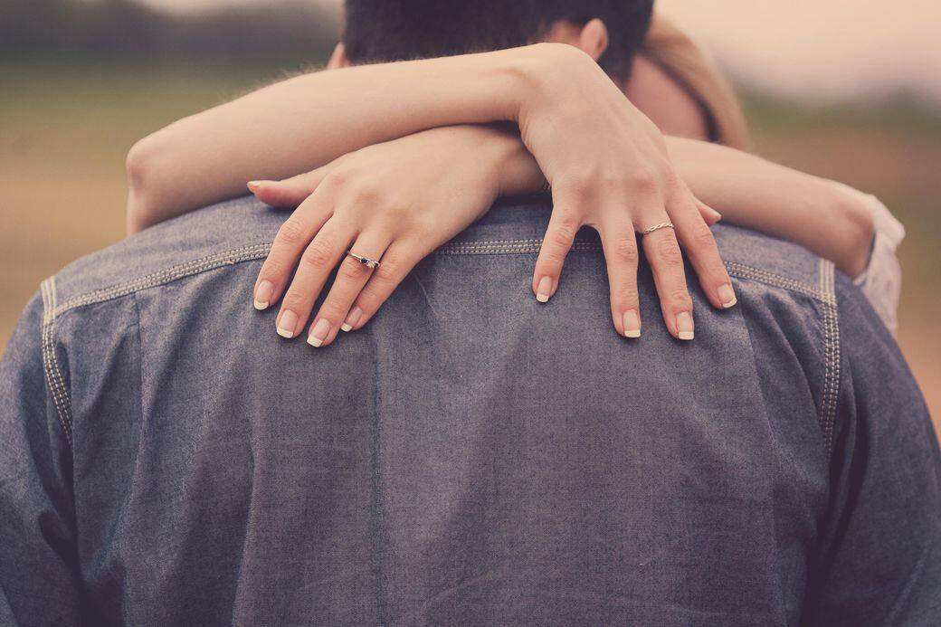 因此,家庭生活最好能多點親暱的舉動。例如,長大了的女兒仍挽着父親的 因此,家庭生活最好能多點親暱的舉動。例如,長大了的女兒仍挽着父親的