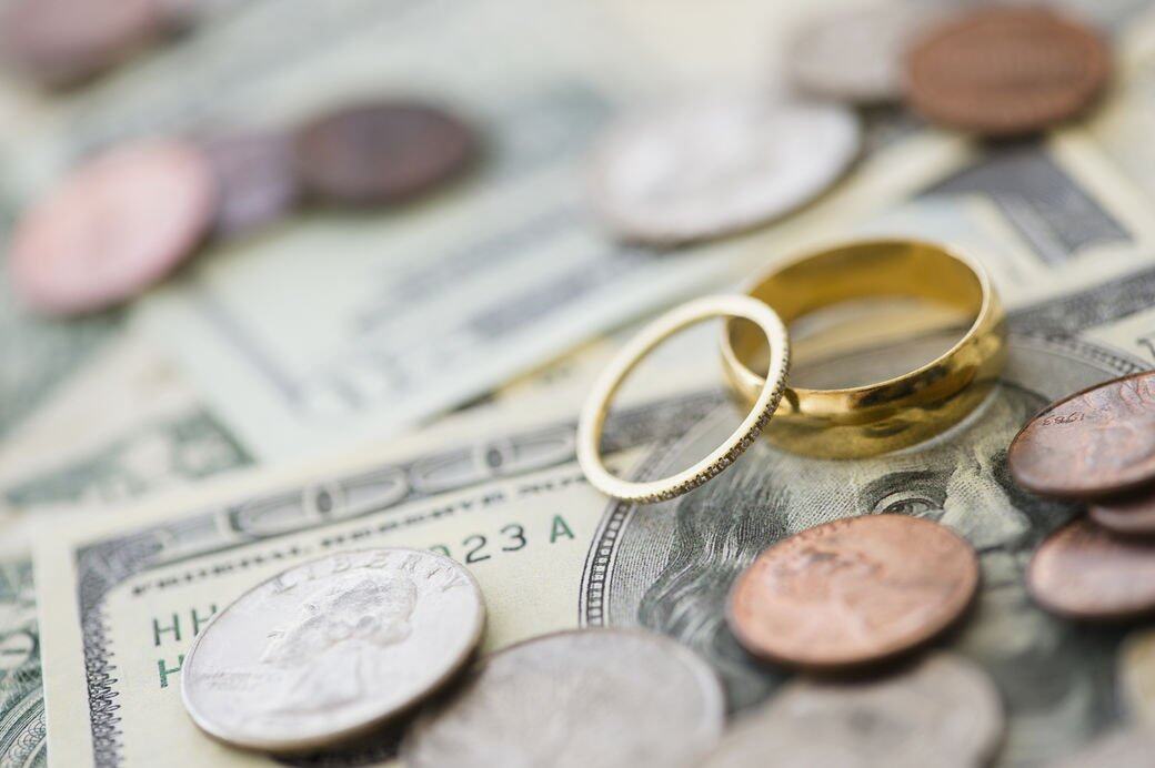 除了愛情金錢也很重要從理論上講，夫妻之間一定有真正的愛情，當然，金
