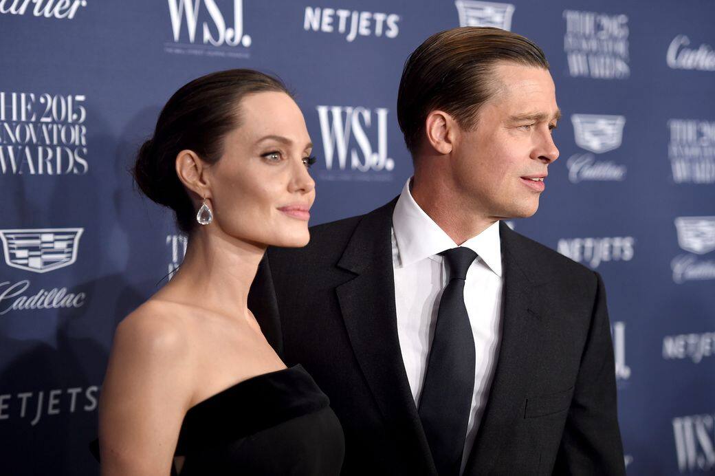 Angelina JolieBrad Pitt所送的訂婚戒指是一顆6卡主鑽石戒指，戒指由Brad Pitt和珠寶商Robert