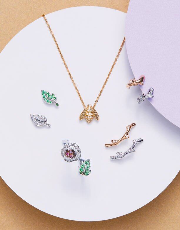 左至右:Rose Dior Bagatelle 18K白金鑽石耳環Rose Dior Bagatelle 18K白金沙芙萊石耳環Rose Dior Bagatelle 左至右:Rose Dior Bagatelle 18K白金鑽石耳環Rose Dior Bagatelle 18K白金沙芙萊石耳環Rose Dior Bagatelle