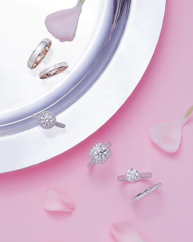 Hearts On Fire的婚嫁鑽飾,以閃爍璀璨的圓鑽與簡約優雅的設計,加上象徵永恆的鉑金,訴說每對愛侶獨一無二的故事,同時照亮兩人最珍貴難忘的情訂一刻。 Hearts On Fire的婚嫁鑽飾,以閃爍璀璨的圓鑽與簡約優雅的設計,加上象徵永恆的鉑金,訴說每對愛侶獨一無二的故事,同時照亮兩人最珍貴難忘的情訂一刻。