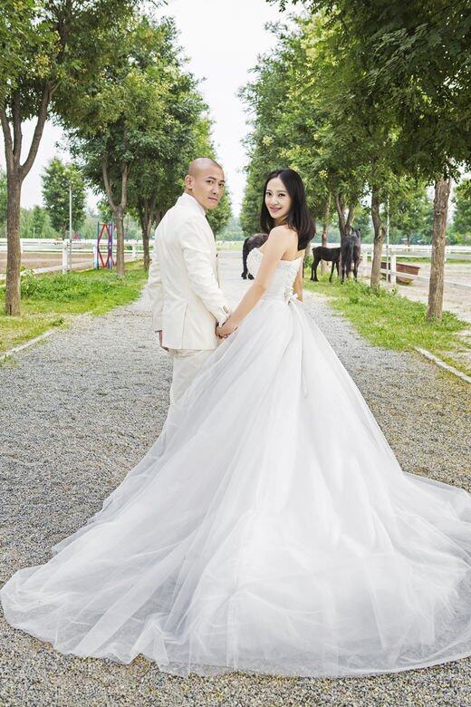 和聶遠當年中止這段婚姻關係時,把不少資產送給楊光「淨身出戶」,按他所 和聶遠當年中止這段婚姻關係時,把不少資產送給楊光「淨身出戶」,按他所