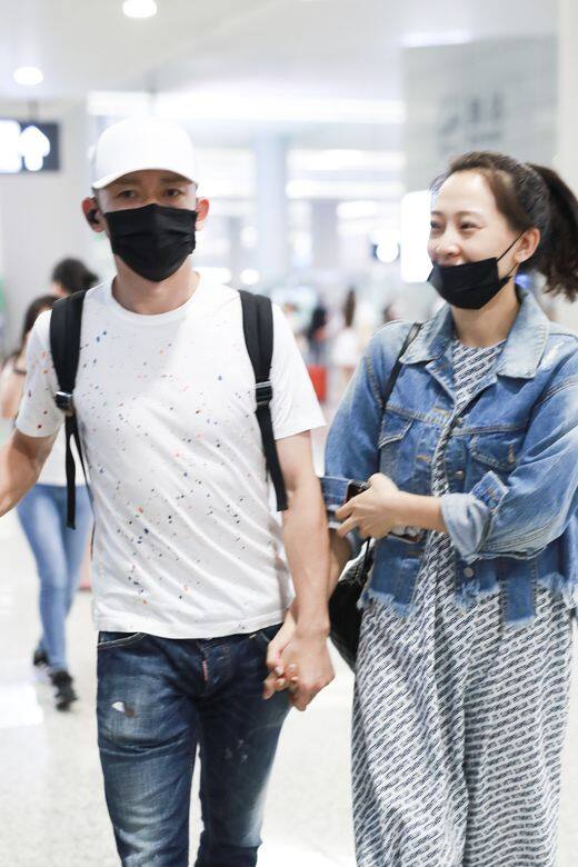 兩夫妻走在機場,十指緊扣當然是少不了...... 兩夫妻走在機場,十指緊扣當然是少不了......