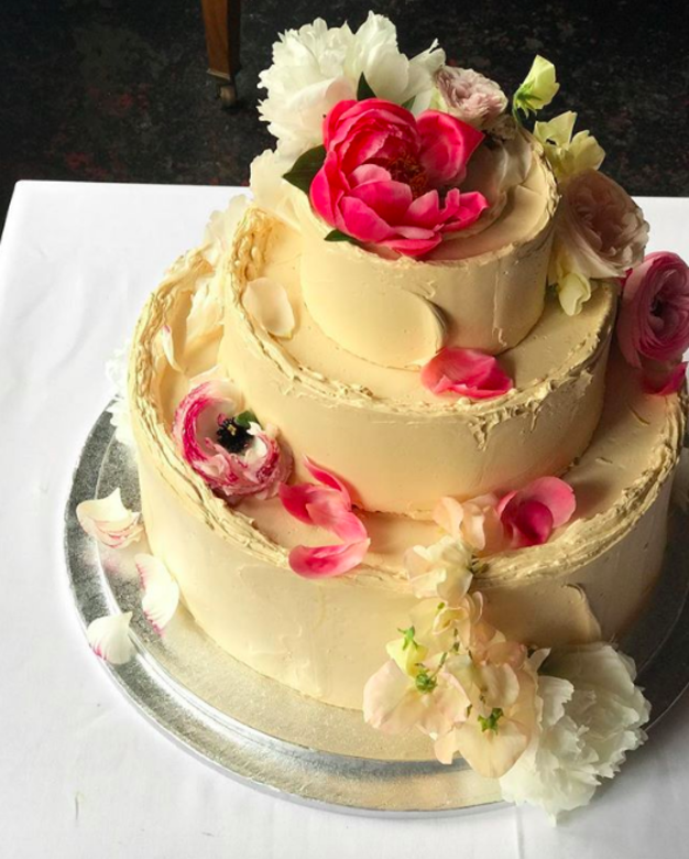2010年,她開設了倫敦一家小麵包店Violet Cakes,使用高端食材製作美式蛋糕,巧克 2010年,她開設了倫敦一家小麵包店Violet Cakes,使用高端食材製作美式蛋糕,巧克
