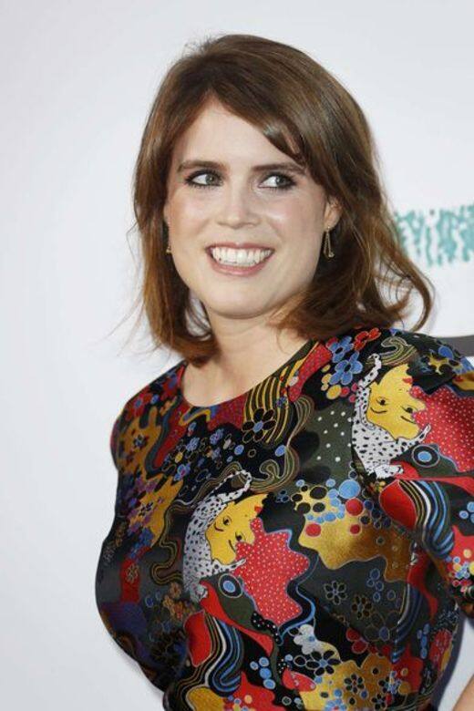 而尤金妮公主這枚訂婚戒指原來和她的母親—Sarah Ferguson的訂婚戒指十分相似 而尤金妮公主這枚訂婚戒指原來和她的母親—Sarah Ferguson的訂婚戒指十分相似