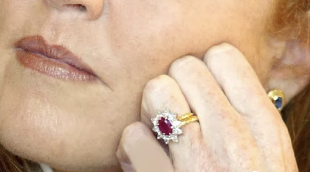 據了解,當初安德魯王子送給老婆的訂婚戒指,由他自己親自參與設計,並 據了解,當初安德魯王子送給老婆的訂婚戒指,由他自己親自參與設計,並