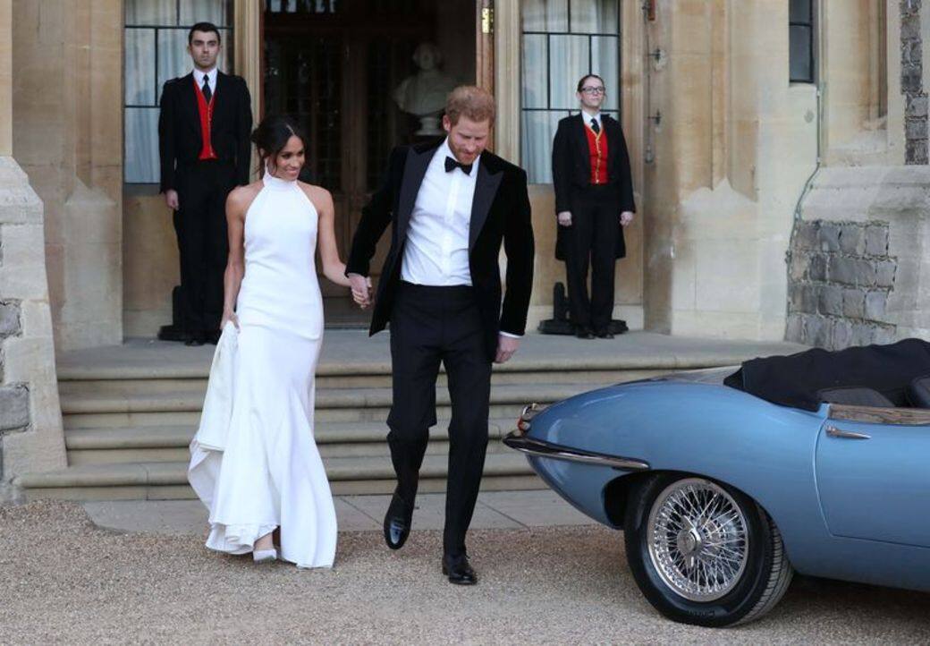 這件衣服與Kate Middleton和Meghan Markle在皇室婚禮上穿的白色連衣裙不同。Meghan當時在她 這件衣服與Kate Middleton和Meghan Markle在皇室婚禮上穿的白色連衣裙不同。Meghan當時在她