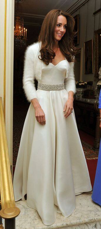 而Kate則是穿Alexander McQueen A字形甜心領連衣裙。