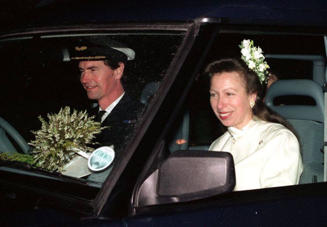 在1992年,安妮長公主再婚。她和蒂莫西勞倫斯Commander Timothy Laurence在蘇格蘭共諧連理。 在1992年,安妮長公主再婚。她和蒂莫西勞倫斯Commander Timothy Laurence在蘇格蘭共諧連理。