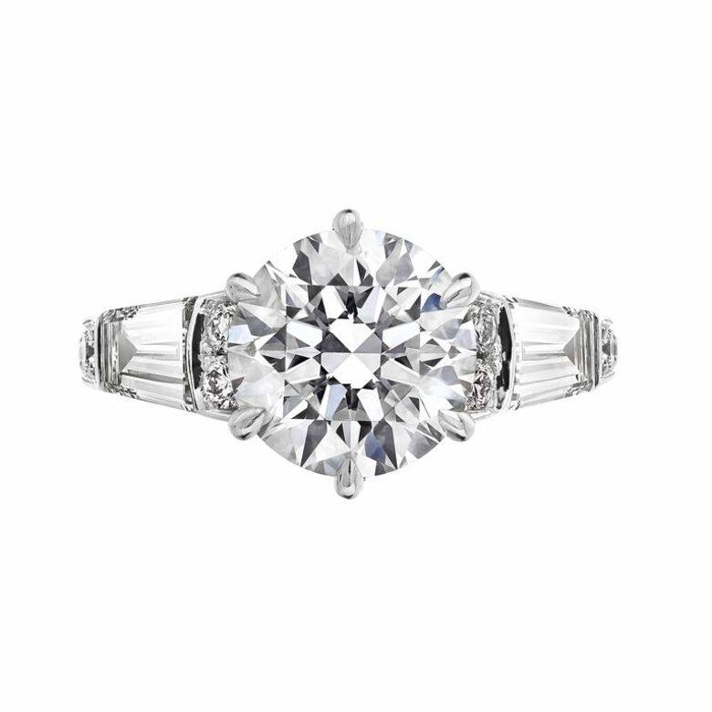相較於其他公主和王妃,碧翠絲公主的訂婚鑽戒更具現代摩登感。而新郎 相較於其他公主和王妃,碧翠絲公主的訂婚鑽戒更具現代摩登感。而新郎