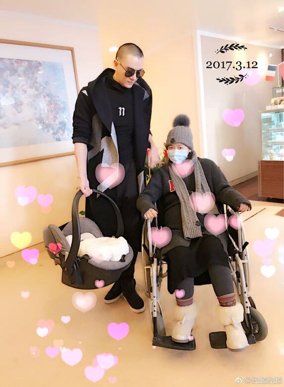 經超和老婆李琳的4年婚姻2017年3月,經超和老婆李琳的女兒出生。 經超和老婆李琳的4年婚姻2017年3月,經超和老婆李琳的女兒出生。