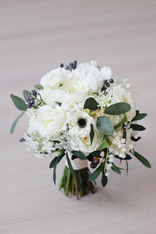 不少新娘都偏好簡約優雅的花球款式，這款Anne Claire花球用上鈴蘭、庭園玫瑰