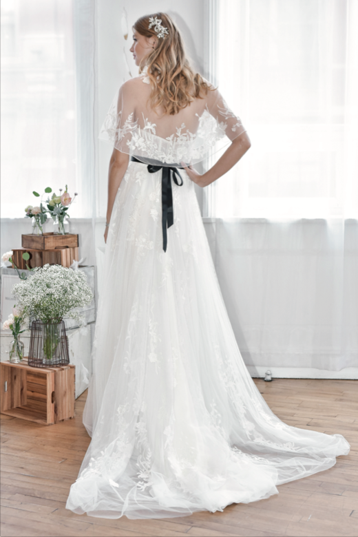 擁有一頭美麗髮絲的新娘不妨參考David’s Bridal的造型,只要綴以適度鬈曲,披 擁有一頭美麗髮絲的新娘不妨參考David’s Bridal的造型,只要綴以適度鬈曲,披
