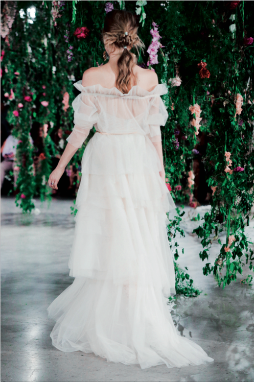 選了Galia Lahav這類雪紡仙氣婚紗，更應該要梳馬尾吧？