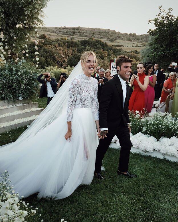 Chiara Ferragni的婚紗是Dior創意總監Maria Grazia Chiuri 特別為她設計訂做,上身佈滿精細如煙 Chiara Ferragni的婚紗是Dior創意總監Maria Grazia Chiuri 特別為她設計訂做,上身佈滿精細如煙
