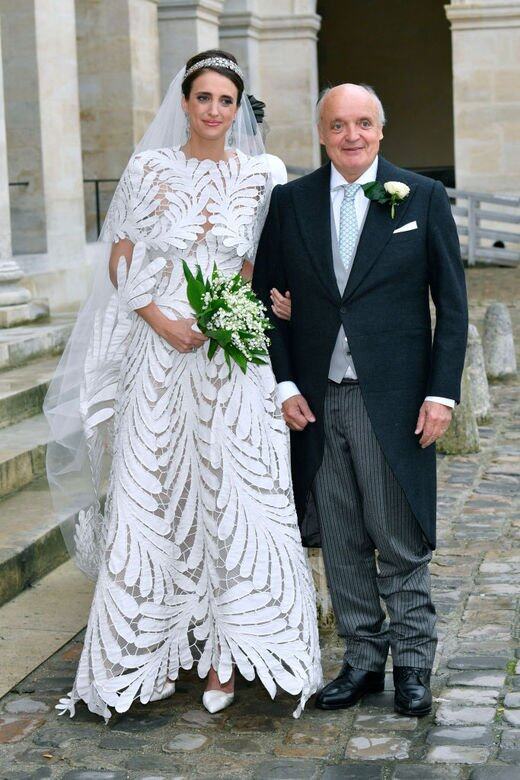 Countess Olympia身上與婚紗同系列的頭紗和披肩,更是由10位裁縫師耗時1,440小時 Countess Olympia身上與婚紗同系列的頭紗和披肩,更是由10位裁縫師耗時1,440小時