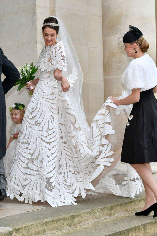 身型高挑的Countess Olympia,穿上了受不少名媛望族也喜愛的Oscar de la Renta婚紗,她身上 身型高挑的Countess Olympia,穿上了受不少名媛望族也喜愛的Oscar de la Renta婚紗,她身上