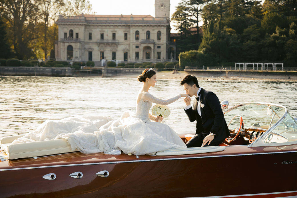 由於婚禮選址的古堡酒店Villa Erba十分靠近浪漫的Lake Como，所以這對新人連登