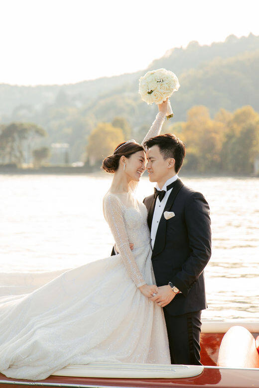 日間的婚禮佈置以優雅的白為主,除了會場的花海外,Janice Man在坐船時亦手 日間的婚禮佈置以優雅的白為主,除了會場的花海外,Janice Man在坐船時亦手
