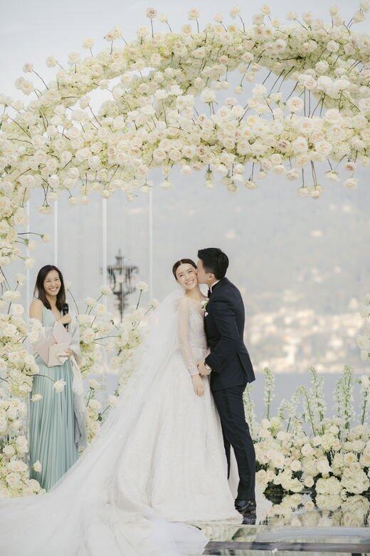 宣讀結婚誓詞時,一對新人也感動得哽咽。二人在過百親友見證下交換戒 宣讀結婚誓詞時,一對新人也感動得哽咽。二人在過百親友見證下交換戒