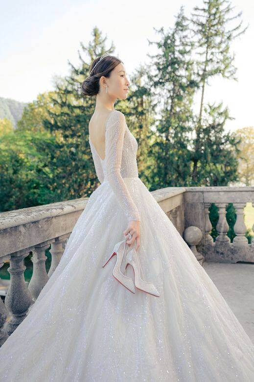 Janice當天所穿的是Chirstian Louboutin價值$9500的水晶婚鞋,綴滿水晶的鞋面低調優雅,打亮 Janice當天所穿的是Chirstian Louboutin價值$9500的水晶婚鞋,綴滿水晶的鞋面低調優雅,打亮