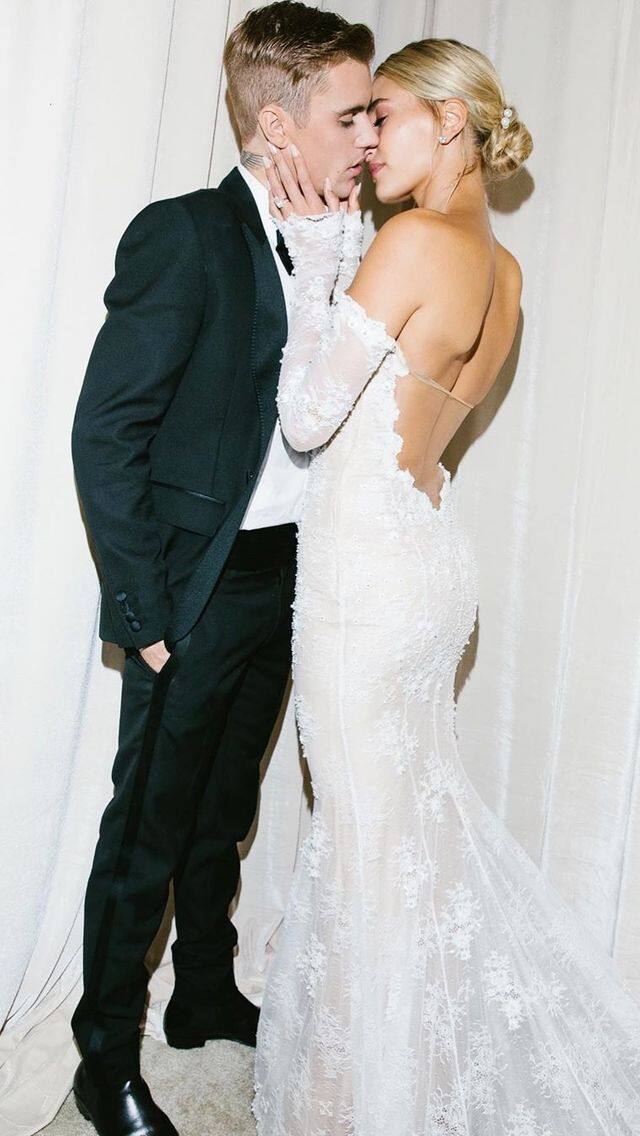 Hailey Bieber的Off-White婚紗繡上「這句話」超有愛!解構Justin Bieber老婆的結婚造型和婚戒 Hailey Bieber的Off-White婚紗繡上「這句話」超有愛!解構Justin Bieber老婆的結婚造型和婚戒