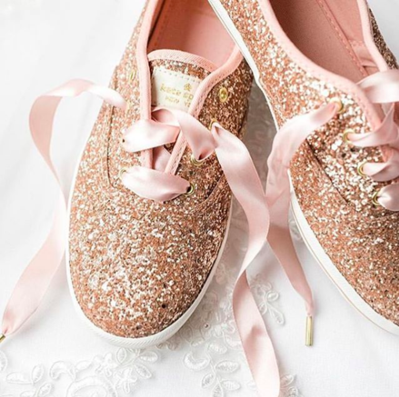 Keds x Kate Spade這次聯乘系列推出奶油和玫瑰金亮片顏色的平底婚鞋,配上緞 Keds x Kate Spade這次聯乘系列推出奶油和玫瑰金亮片顏色的平底婚鞋,配上緞