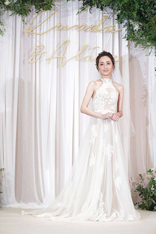 這場婚禮,柯佳嬿穿上由MS IDEA打造兩套總價近33萬元的婚紗,搭配JIMMY CHOO金 這場婚禮,柯佳嬿穿上由MS IDEA打造兩套總價近33萬元的婚紗,搭配JIMMY CHOO金