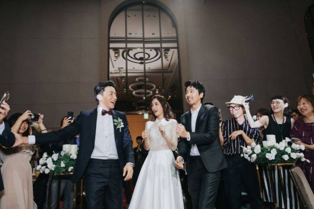 另一套優雅喱士的長袖婚紗設計配上活潑可人的領子,下身以經典的白 另一套優雅喱士的長袖婚紗設計配上活潑可人的領子,下身以經典的白