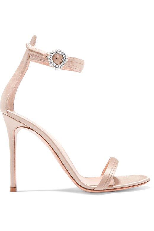 Gianvito Rossi綴閃石釦高跟涼鞋($7,350, available at net-a-porter.com)