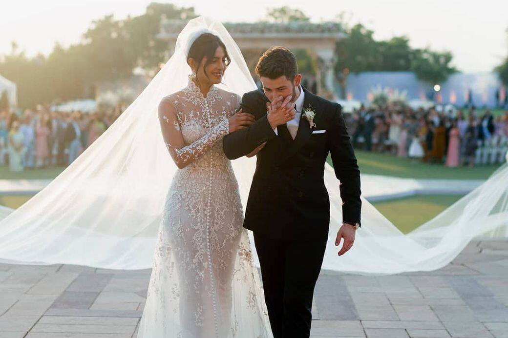 頭紗比梅根的還要長60呎!穿Ralph Lauren婚紗的印度女星Priyanka Chopra結婚行頭到底有多厲害? 頭紗比梅根的還要長60呎!穿Ralph Lauren婚紗的印度女星Priyanka Chopra結婚行頭到底有多厲害?