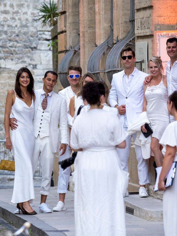 婚前活動亦包括以白色為主題的彩排晚宴，當中所有賓客都穿上以白色