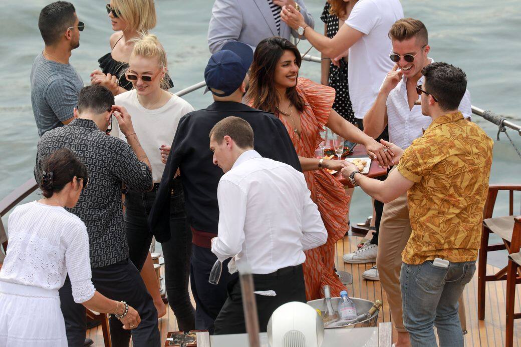Sophie和Joe在巴黎時被傳媒影到與親友包括Priyanka Chopra和Nick Jonas舉行遊艇派對，在塞