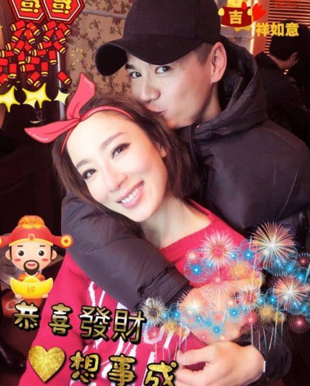 榮升「羅生羅太」的羅仲謙和楊怡婚後第一個農曆新年,看來兩人都十分期 榮升「羅生羅太」的羅仲謙和楊怡婚後第一個農曆新年,看來兩人都十分期