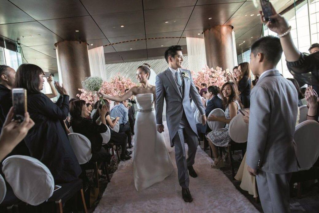 小型婚禮上邀請了親戚好友,場面溫馨有愛。 小型婚禮上邀請了親戚好友,場面溫馨有愛。